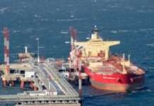 Bloomberg: підсанкційні танкери знову перевозять нафту з Росії