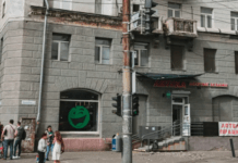 У центрі Дніпра обвалився балкон: деталі