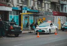 На проспекті Поля у Дніпрі водій Chevrolet в’їхав у людей на зупинці: 4 постраждалих в лікарні