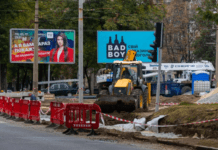 На проспекті Лесі Українки у Дніпрі ремонтують переїзд