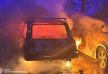 У Кам’янському вночі спалахнула автівка: вогонь перекинувся на сусіднє авто