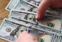 Податкова отримала дані про рахунки українців за кордоном