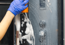 Душова кабіна буде сяяти чистотою: як приготувати водовідштовхувальний засіб з підручних інгредієнтів