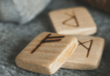 Містичний прогноз на жовтень 2024 року: що руни віщують у коханні, кар’єрі та фінансах