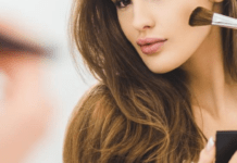 Як надягти одяг, не змастивши його косметикою: корисний лайфхак для жінок