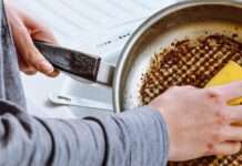 Прості та ефективні способи очистити сковороду від нагару