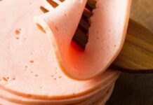 Ковбаса з туалетного паперу: вся правда про поширені чутки