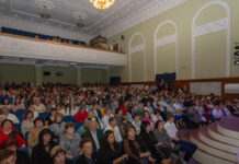 До Дня працівників освіти на новій сцені камʼянського театру Лесі Українки відбувся урочистий західДо Дня працівників освіти на новій сцені камʼянського театру Лесі Українки відбувся урочистий захід