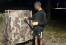 У Покрові поліцейські затримали двох підлітків, які на замовлення рф спалили військовий автомобіль та релейну шафу