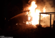 У Кривому Розі вогнеборці загасили палаючі господарчі споруди