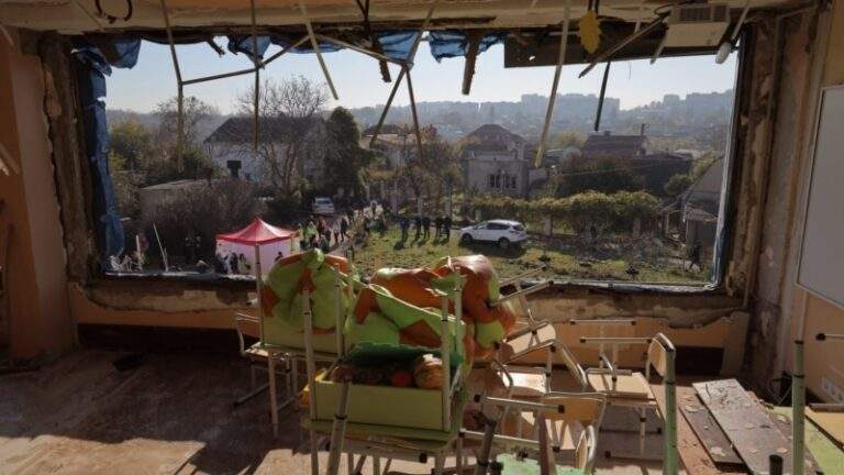 За тисячу днів вторгнення Росії загинули 89 українських педагогів і викладачів – МОН