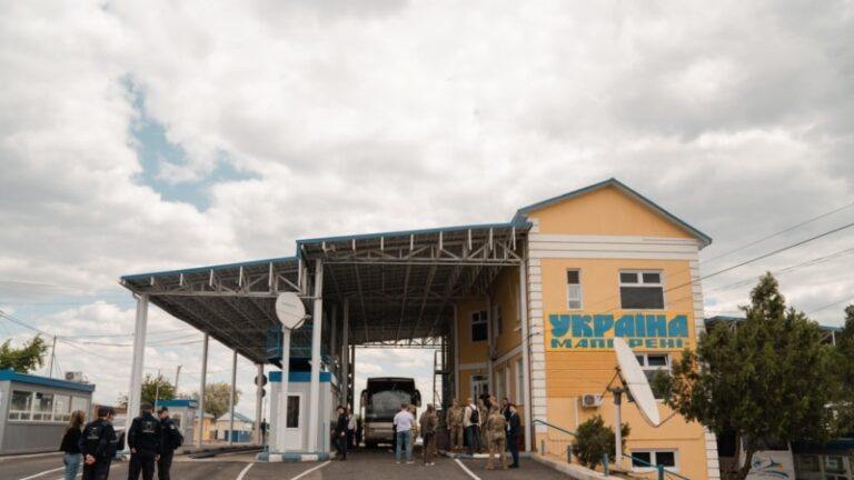 Митна служба: роботу пропускних пунктів на кордоні з Молдовою та Румунією відновлено
