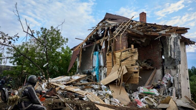 Поліція: через удар російської авіабомби на околиці Харкова є постраждалі