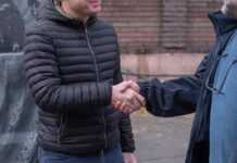 Мер передав великий підйомник СТО, яка допомагає військовим