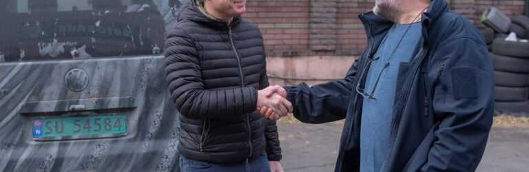 Мер передав великий підйомник СТО, яка допомагає військовим