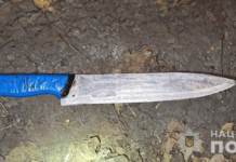 Вдарила чоловіка ножем у живіт: поліцейські Верхньодніпровська повідомили жінці про підозру