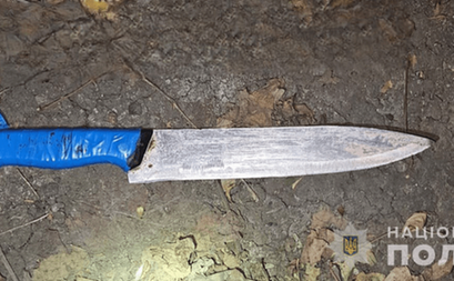 Вдарила чоловіка ножем у живіт: поліцейські Верхньодніпровська повідомили жінці про підозру