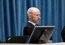 Убивця 77 людей Брейвік з’явився в суді з виголеною на голові літерою Z і плакатом на підтримку РФ