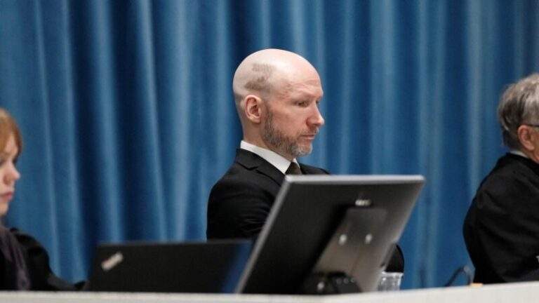 Убивця 77 людей Брейвік з’явився в суді з виголеною на голові літерою Z і плакатом на підтримку РФ