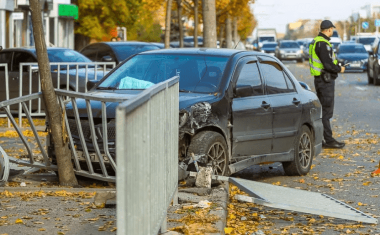 На Слобожанському проспекті у Дніпрі Mitsubishi зніс огорожу та в’їхав у дерево