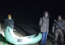 Напрям маршруту, надувний човен і одне весло з фанери за $ 20 000: на кордоні з Угорщиною затримали ще двох ухилянтів