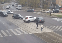 На проспекті Богдана Хмельницького у Дніпрі зіткнулися два Mitsubishi та Suzuki: деталі ДТП