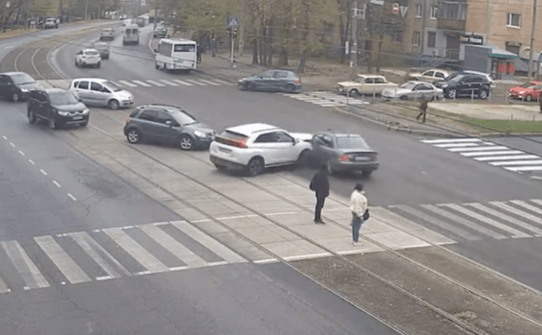 На проспекті Богдана Хмельницького у Дніпрі зіткнулися два Mitsubishi та Suzuki: деталі ДТП