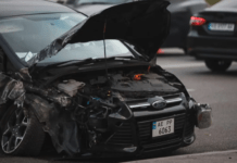 На Набережній Перемоги у Дніпрі Ford зіткнувся з Tesla та врізався в бетонну опору: є постраждалі