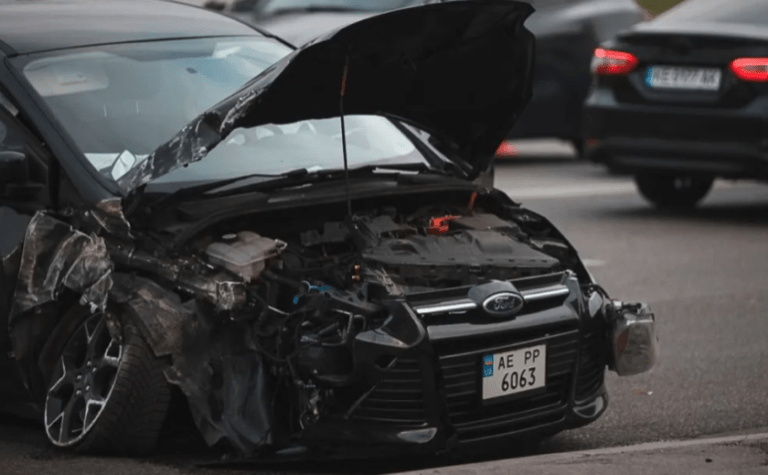 На Набережній Перемоги у Дніпрі Ford зіткнувся з Tesla та врізався в бетонну опору: є постраждалі