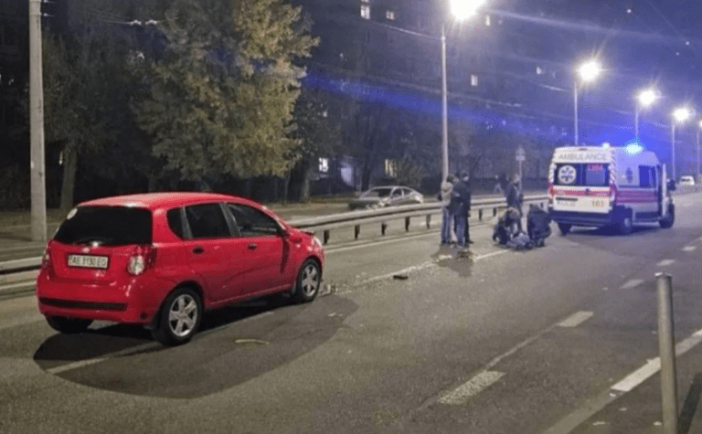 На проспекті Героїв у Дніпрі Chevrolet збив чоловіка та жінку на переході