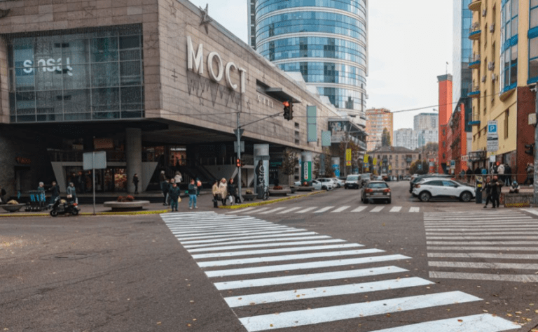 Біля «МОСТ-Сіті» у Дніпрі з’явився перший в місті діагональний пішохідний перехід