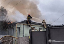 Дніпровські вогнеборці загасили палаючий житловий будинок