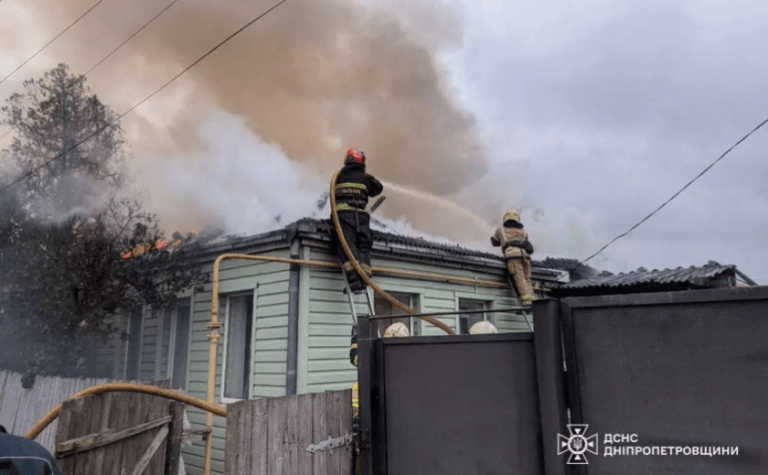 Дніпровські вогнеборці загасили палаючий житловий будинок