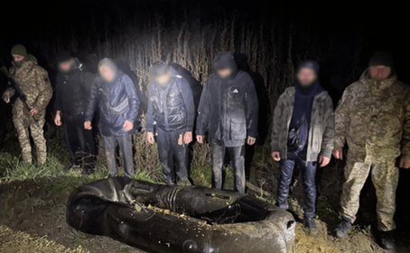 Впʼятьох у двомісному човні: прикордонники затримали чоловіків, які намагались втекти з України через Тису