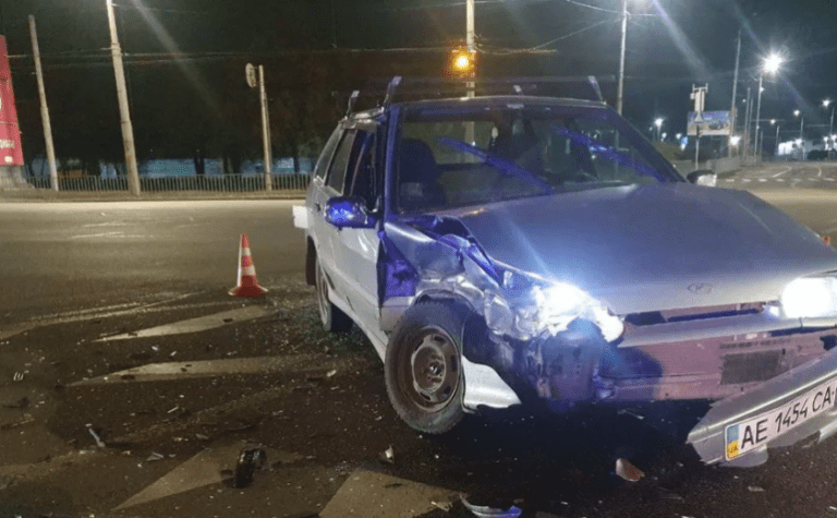 На вулиці Панікахи у Дніпрі зіткнулись Lada та «Жигулі»: подробиці