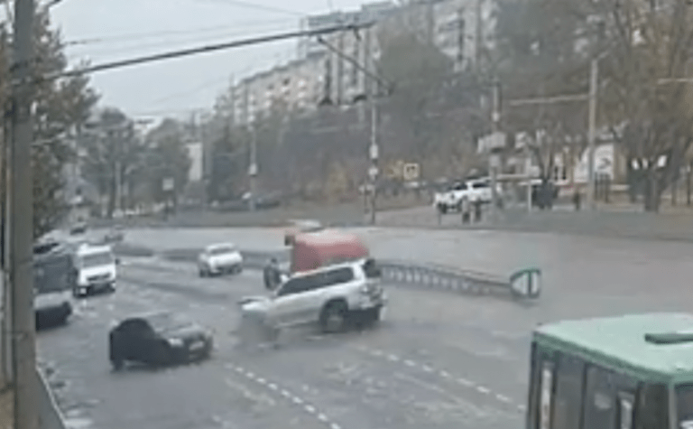 На Набережній Заводській у Дніпрі Toyota влетіла у Ford та Volkswagen: є постраждалі