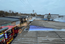 Через необережне поводження з вогнем під час куріння в одному з районів Запоріжжя зайнялися три гаражі