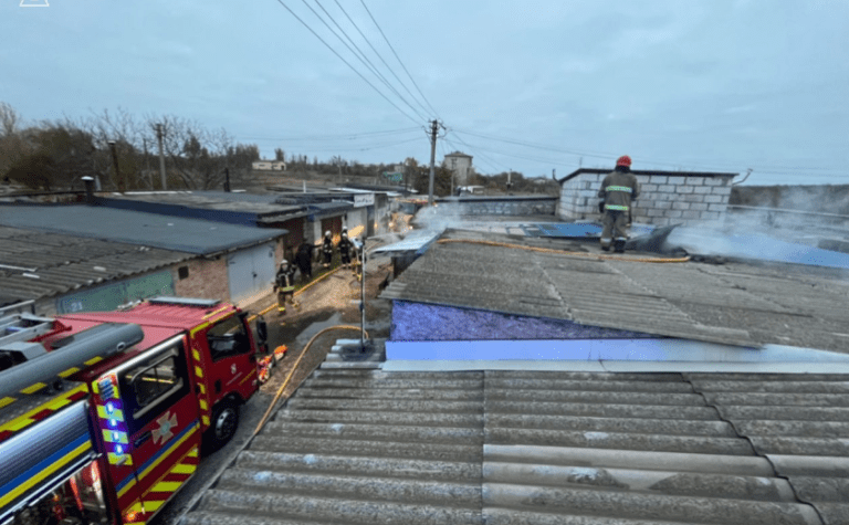 Через необережне поводження з вогнем під час куріння в одному з районів Запоріжжя зайнялися три гаражі