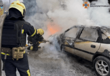 На Сонячній Набережній у Дніпрі на ходу загорівся Opel