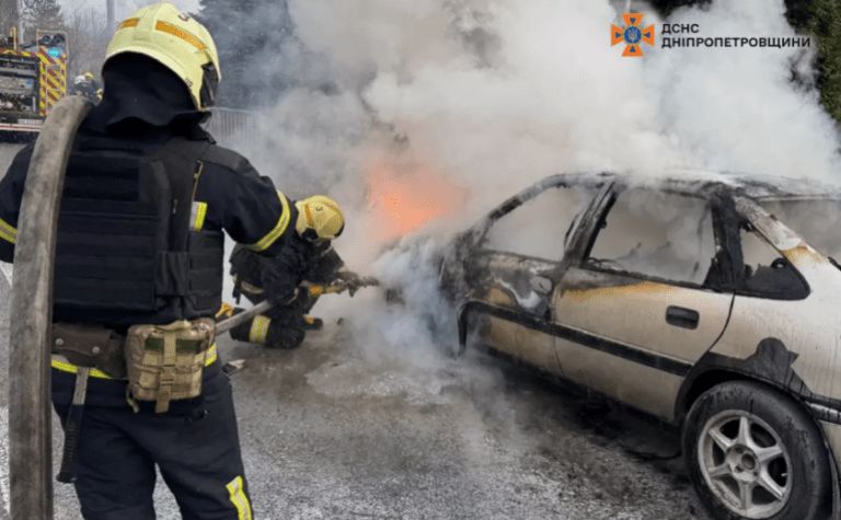 На Сонячній Набережній у Дніпрі на ходу загорівся Opel