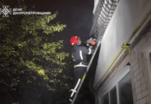 Надзвичайники врятували життя літньої жінки, яка впала та серйозно травмувалась у зачиненій квартирі