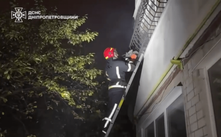 Надзвичайники врятували життя літньої жінки, яка впала та серйозно травмувалась у зачиненій квартирі