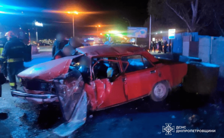 У Дніпровському районі зіткнулись «ВАЗ-2109» та «ВАЗ-2105»: обох водіїв госпіталізовано до лікарні