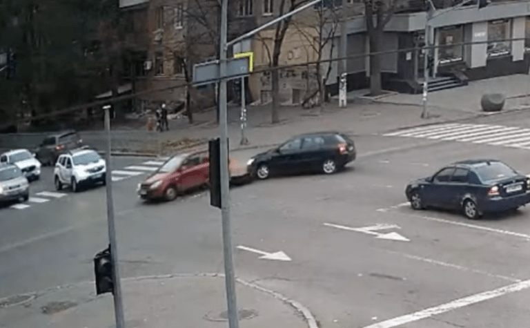 Спровокував зіткнення на очах у правоохоронців: подробиці ДТП на проспекті Поля у Дніпрі