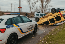 Перед Самарським мостом у Дніпрі Renault зіткнувся з Dacia та перекинувся на дах: подробиці