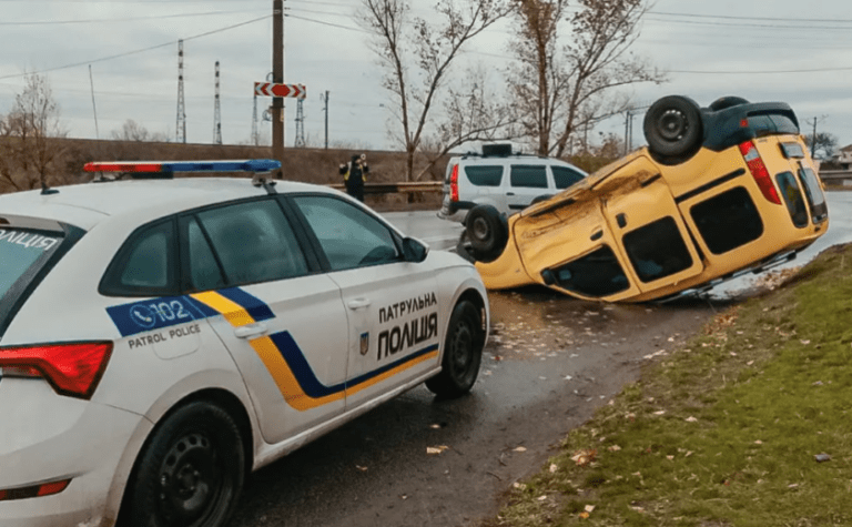 Перед Самарським мостом у Дніпрі Renault зіткнувся з Dacia та перекинувся на дах: подробиці