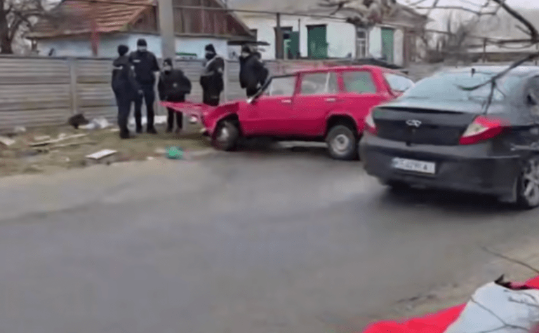 Вилетіла через лобове скло та загинула: на вулиці Широкій у Дніпрі зіштовхнулись Renault та ВАЗ