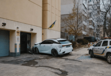 На вулиці Паторжинського у Дніпрі Lexus в’їхав у будинок: подробиці ДТП