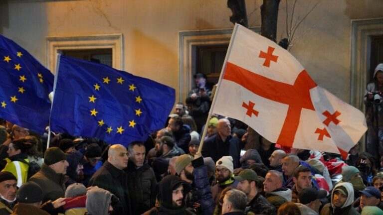 Президентка Грузії приєдналася до протестувальників після відмови уряду від переговорів з ЄС