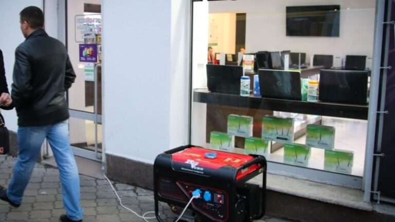 Обленерго: у Рівному аварійна ситуація, більша частина міста та району знеструмлені